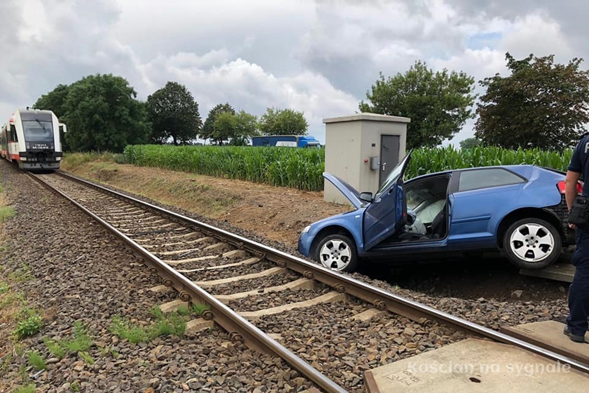 zderzenie Audi z pociągiem w Szreniawie